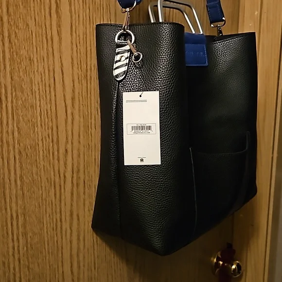 Cirque Du Soleil Black tote bag w/extra straps and makeup bag - Picture 2 of 14